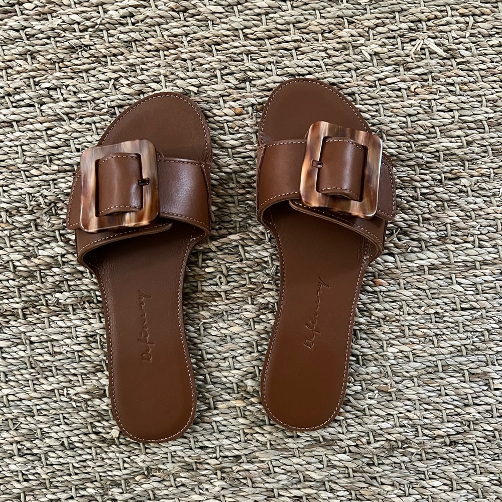 Definery loop sandals.